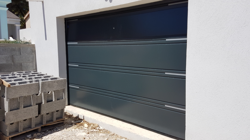 Installation d'une porte de garage sectionnelle sur Martigues