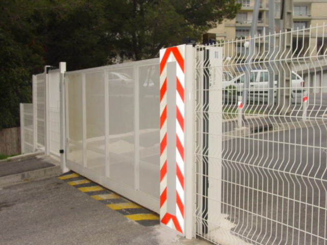 Portail coulissant en fer pour copropriété avec clôture installés à Martigues