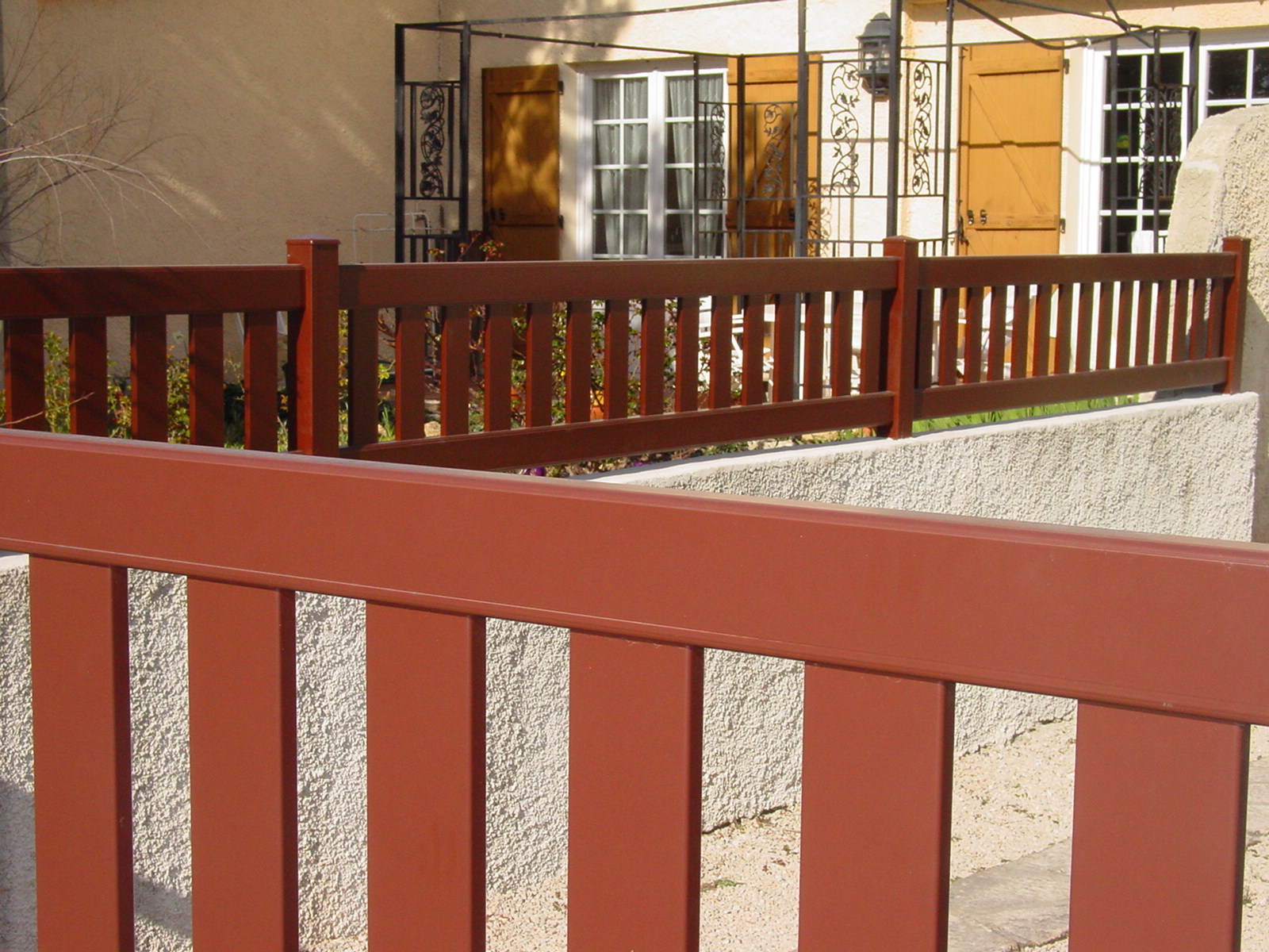 Petite clôture a barreau vertical posée sur muret 