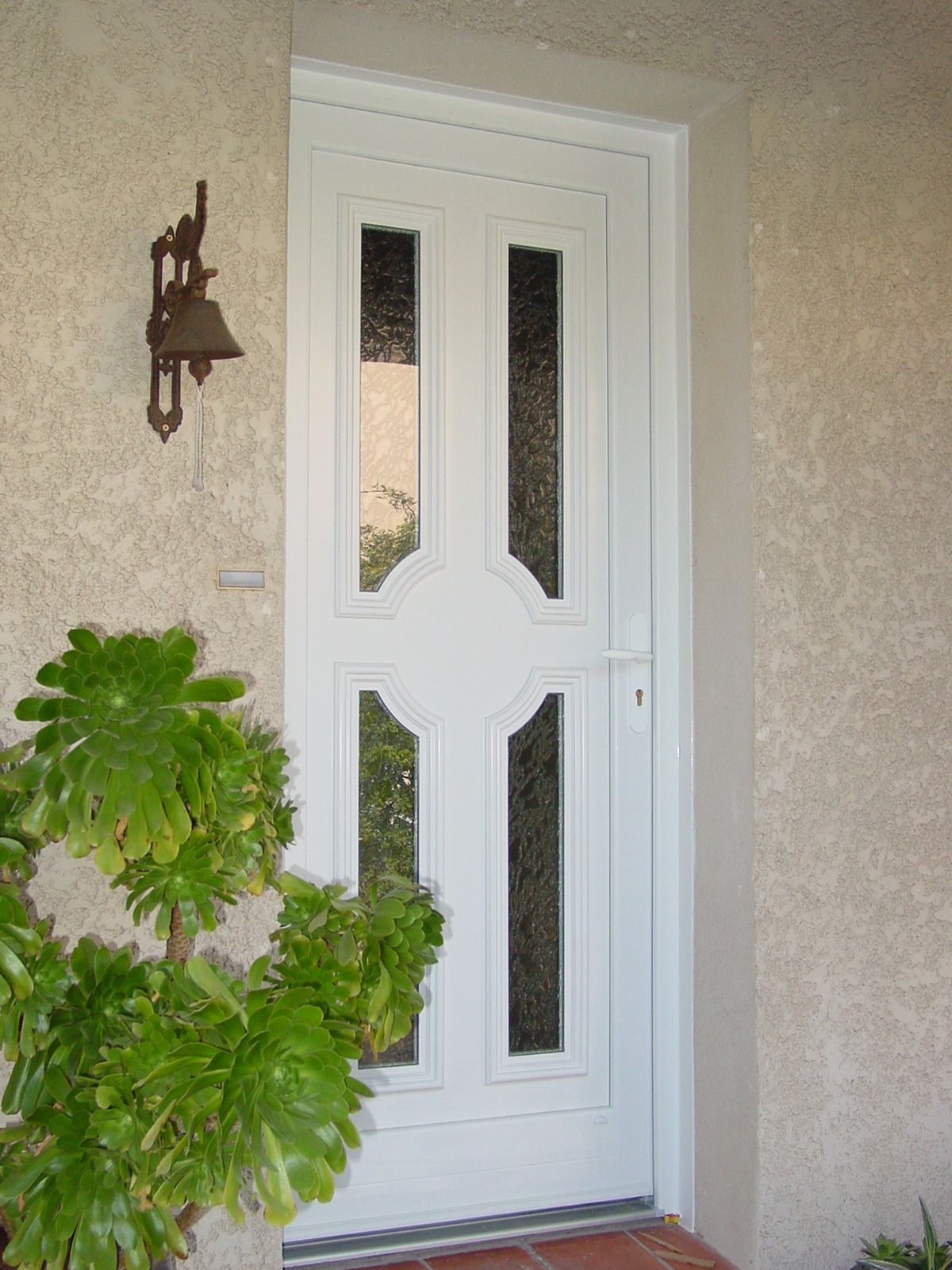 Porte d'entrée en aluminum vitrée préservant l'intimité de l'interieur de la maison 