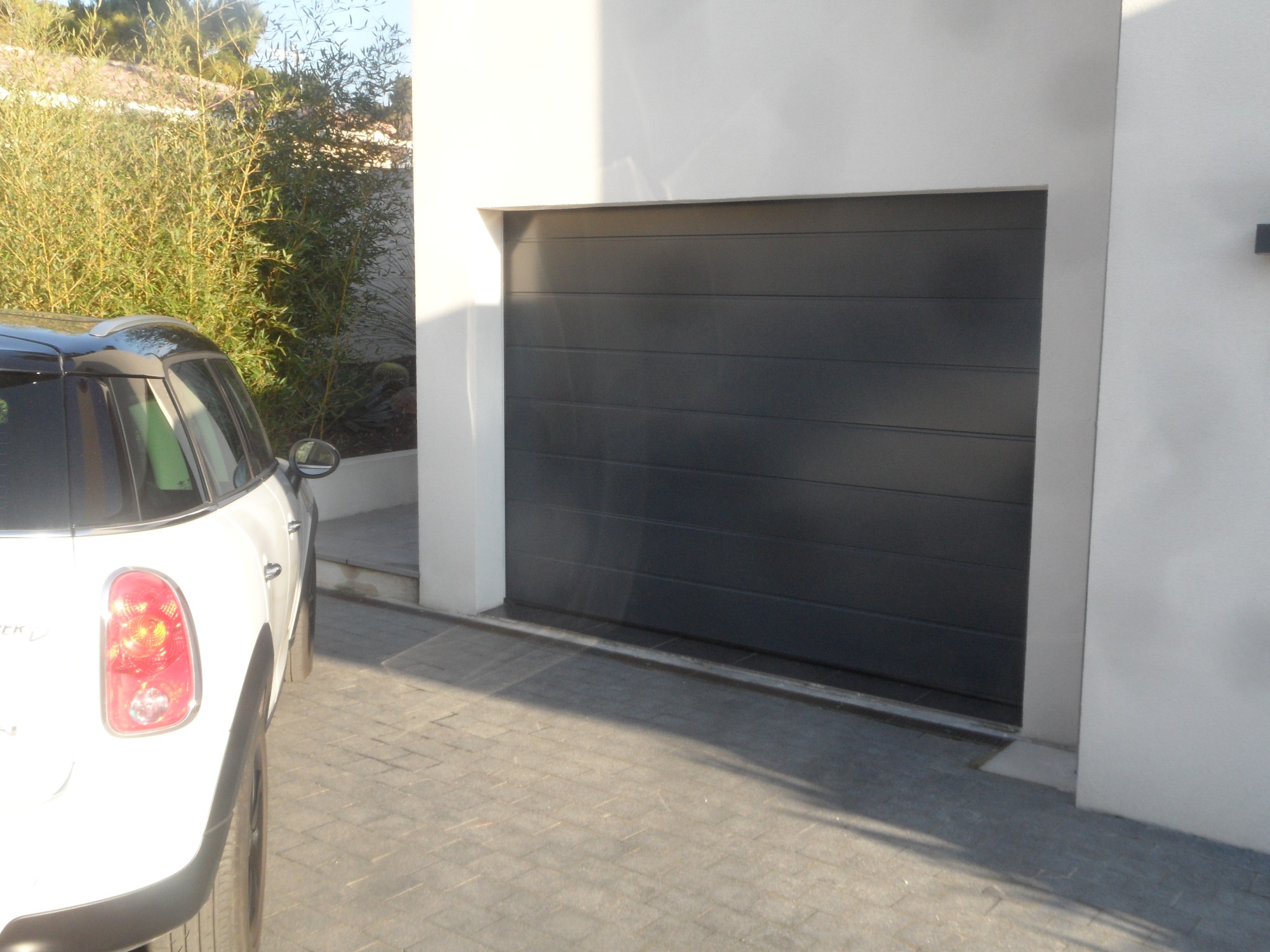 Porte de garage sectionnelle avec moteur FAAC installée à Velaux 