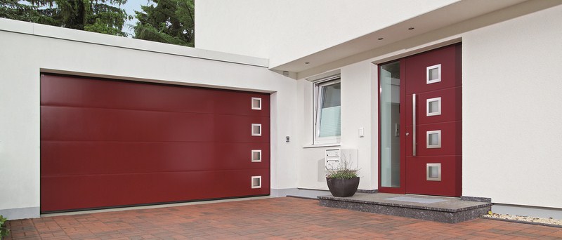 Porte de garage sectionnelle en aluminium rouge Hormann avec vitrages carré 