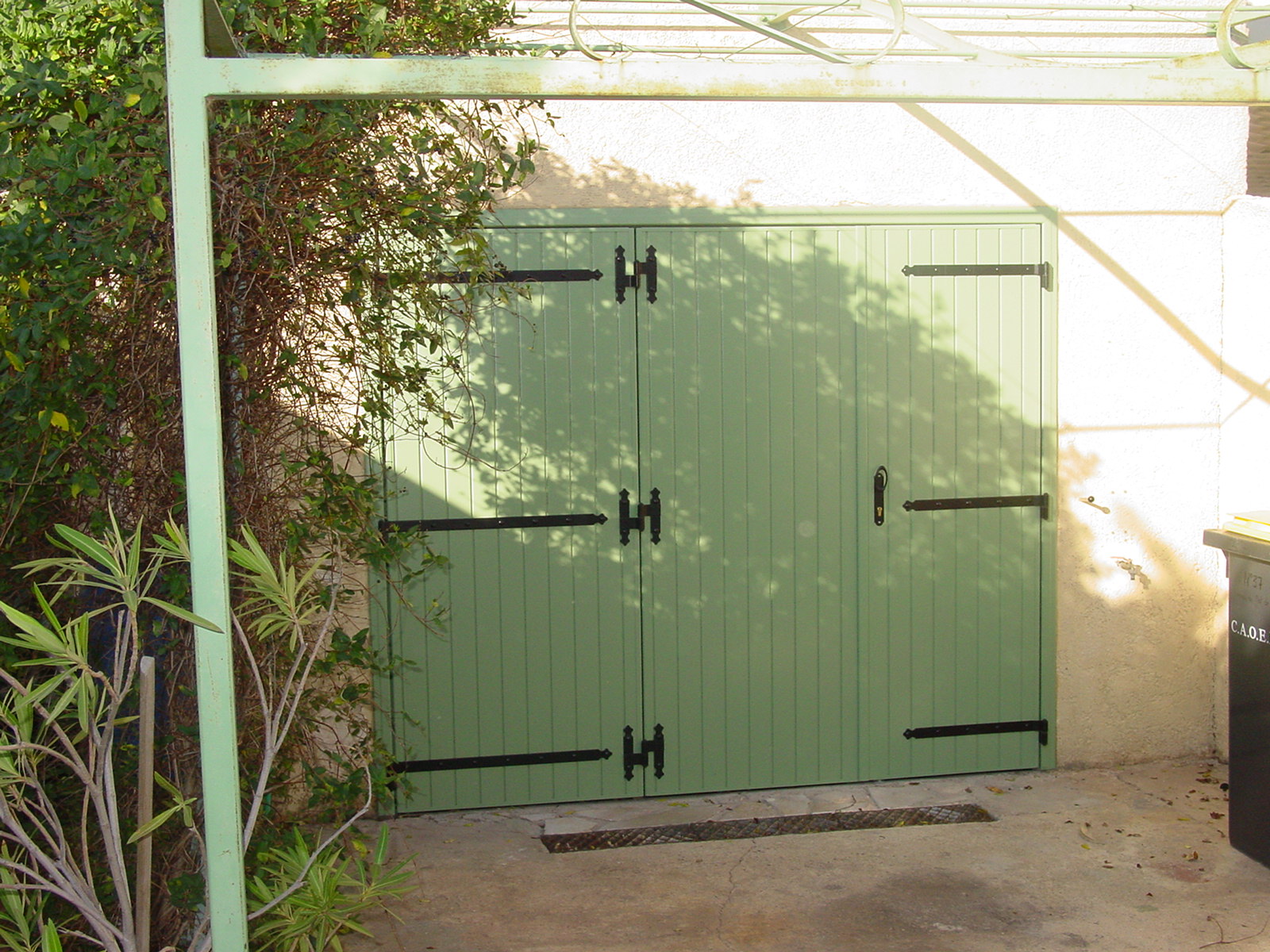Porte de garage battante à 3 vantaux installée à Port-de-Bouc