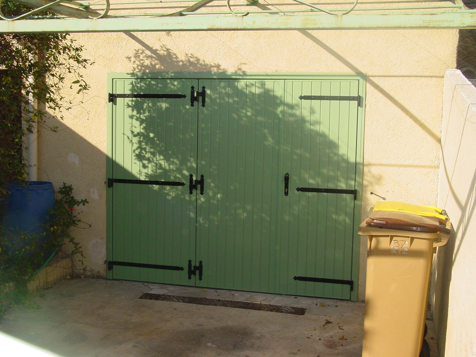 Porte de garage battante manuelle sur mesure à Port-de-Bouc